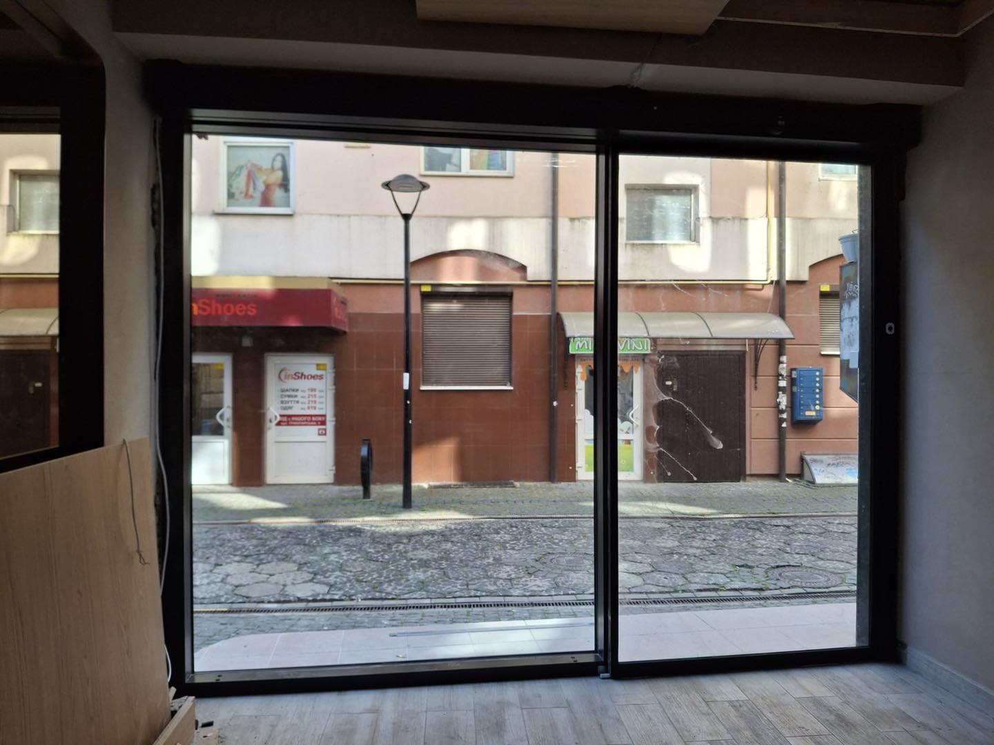 ВІТРАЖ з АВТОМАТИЧНИМИ ДВЕРИМА